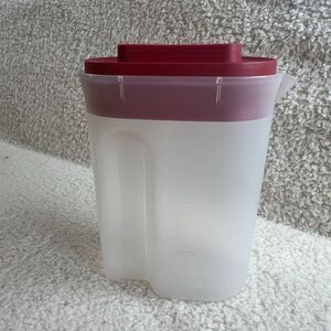 Rubbermaid® Compact™ Pitcher, Plastic Pitcher with Lid, 2 Quart